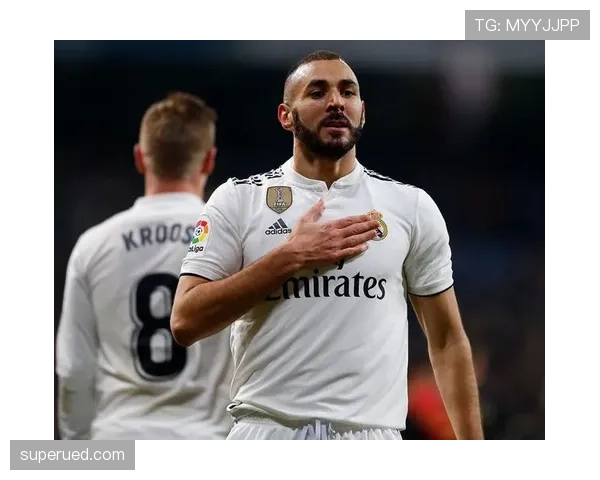 本泽马与大罗：中锋角色的时代适配性与核心价值对比